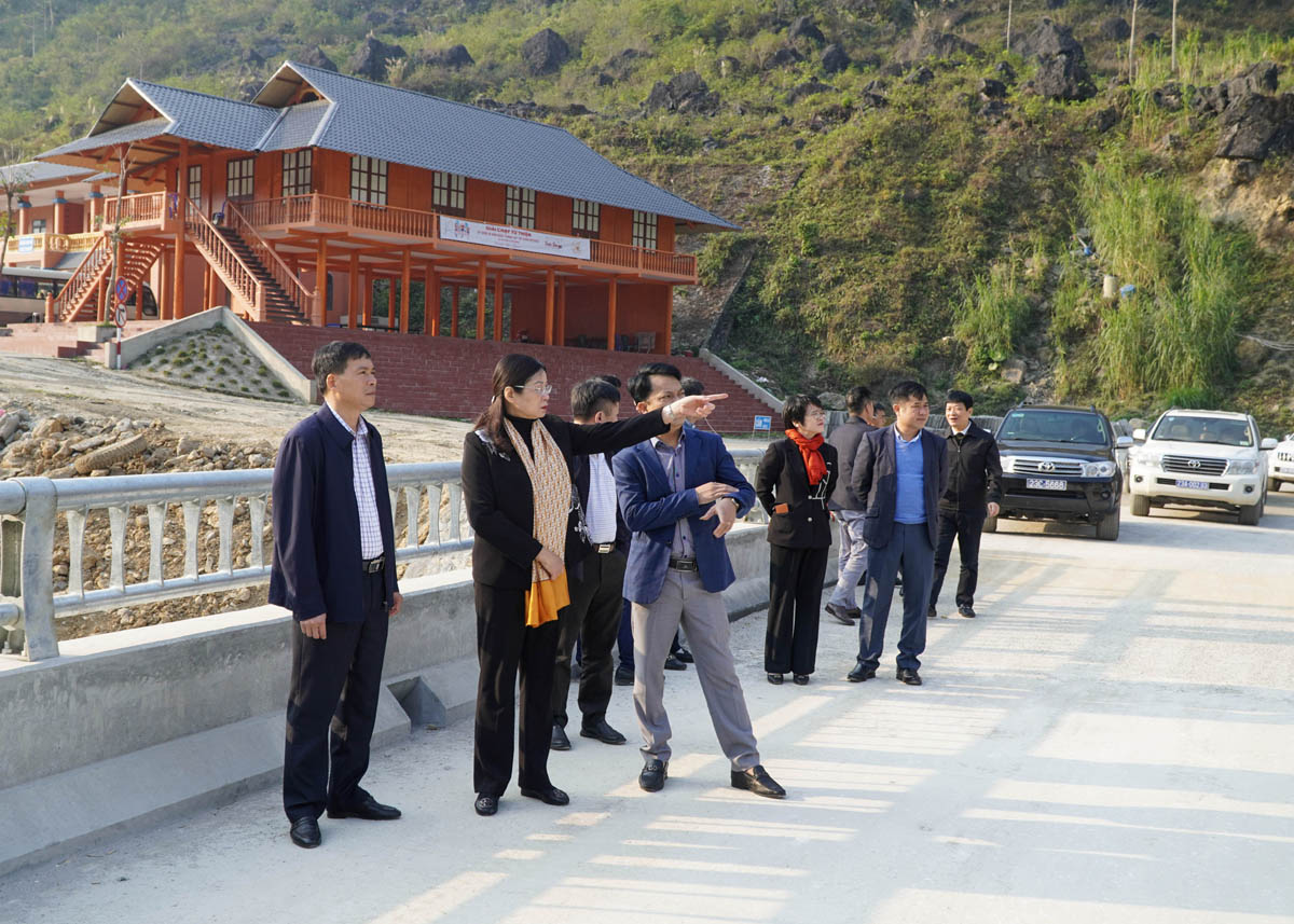 La vicepresidenta del Comité Popular Provincial, Ha Thi Minh Hanh, inspeccionó el progreso de la construcción del puente Trang Huong.