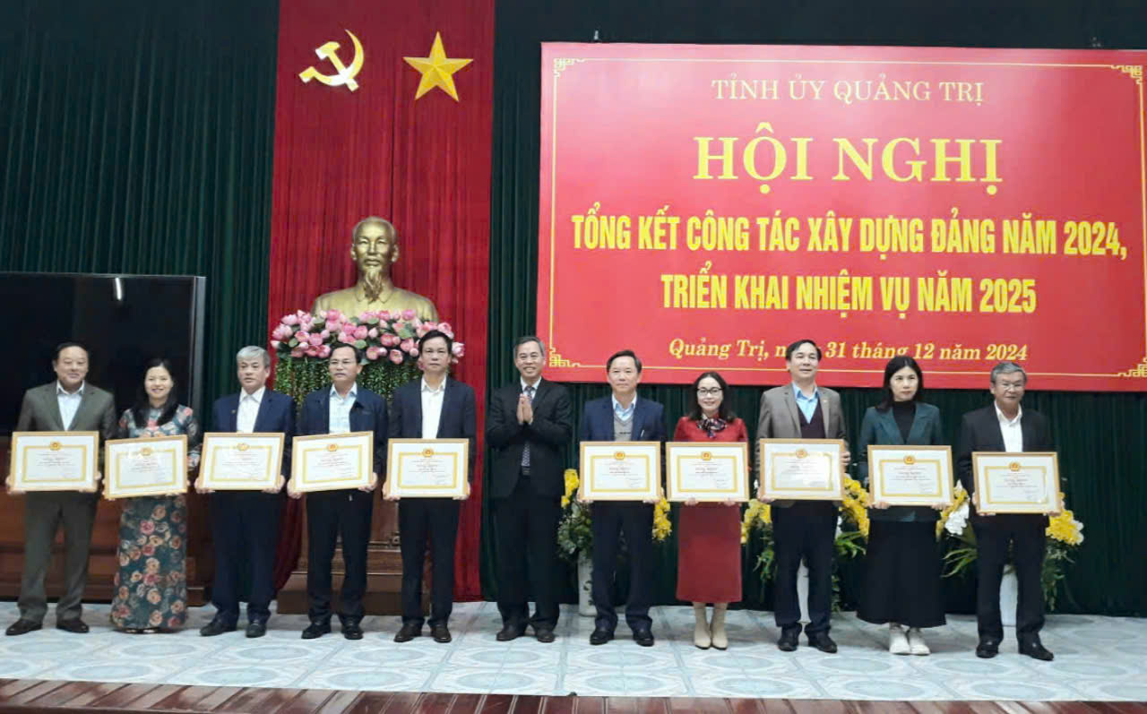 Quang Tri Provincial Party Committee deploys Party building work in 2025