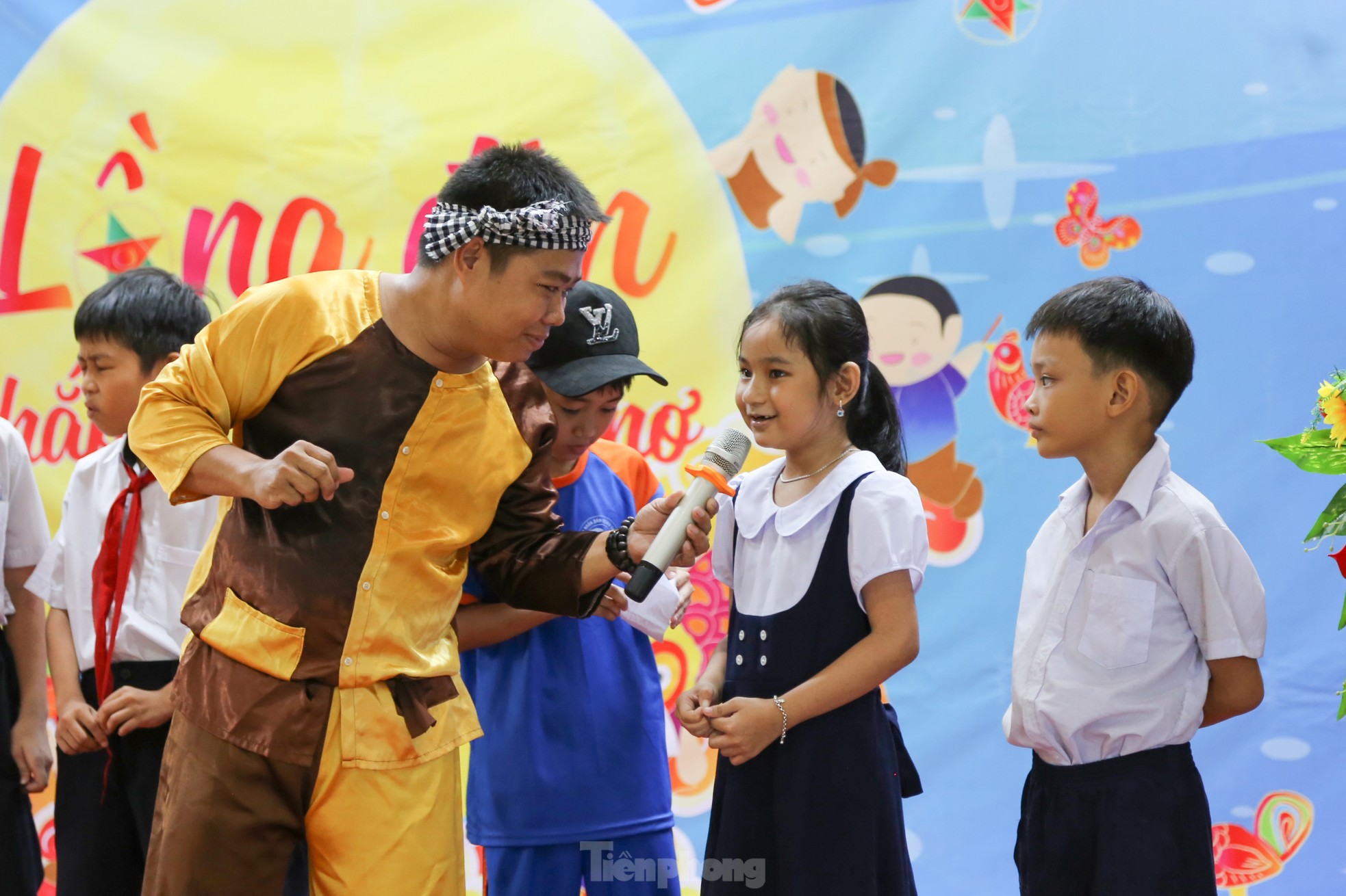 Mme Hang et M. Cuoi en « chemise verte » apportent la fête de la mi-automne aux enfants malades et aux enfants défavorisés photo 1