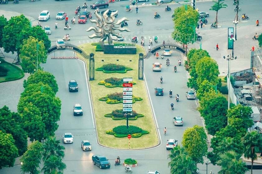 You can take the bus to the main gate of Times City (Photo: Lai Hop Nhan)