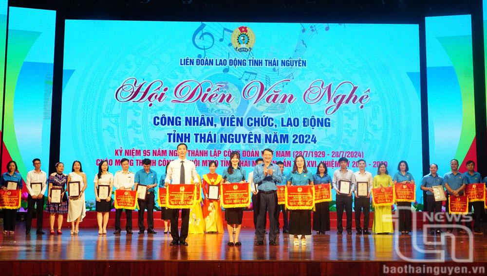 Lãnh đạo Liên đoàn Lao động tỉnh trao giải Đặc biệt toàn đoàn.