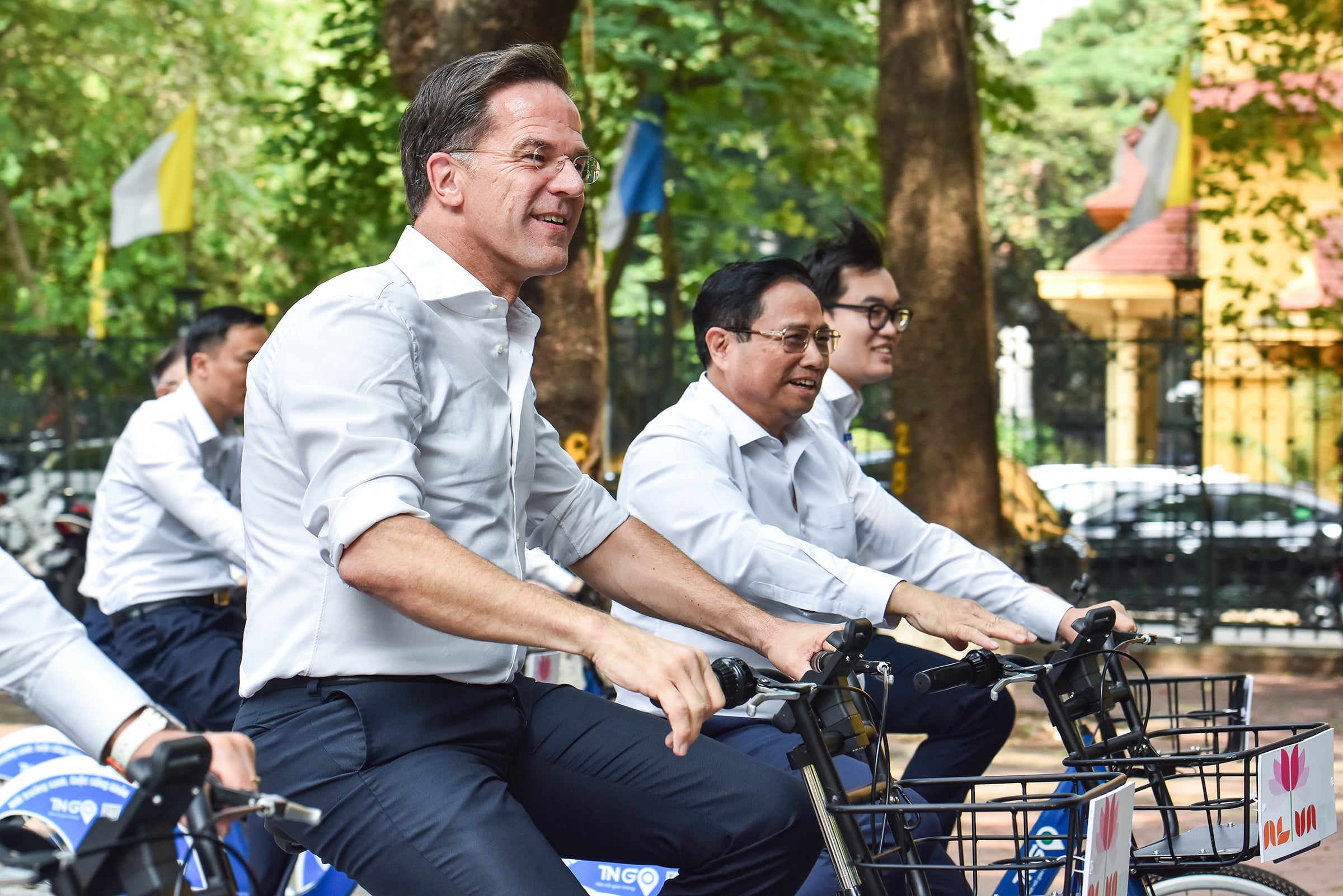 Les Premiers ministres du Vietnam et des Pays-Bas parcourent les rues d'Hanoï à vélo.