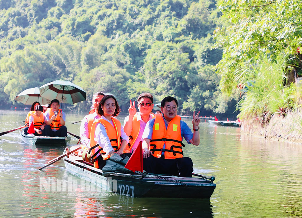 Đồng chí Bí thư Tỉnh ủy Đoàn Minh Huấn tiếp và làm việc với Đoàn công tác thành phố Gyeongju Hàn Quốc