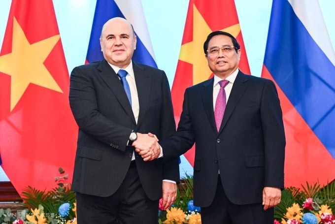 El Primer Ministro Pham Minh Chinh presidió la ceremonia de bienvenida al Primer Ministro ruso.