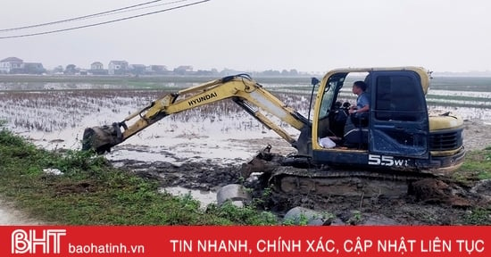 Ha Tinh farmers start preparing the land, starting the 2024 spring crop