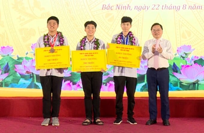 Những tỉnh thành thưởng hàng trăm triệu đồng cho học sinh giỏi quốc tế  - Ảnh 1.