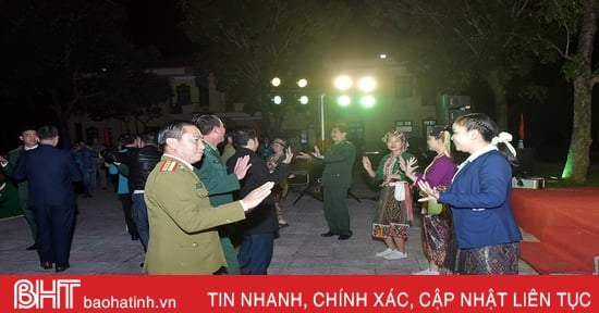 Ấm tình Việt – Lào mừng Đảng, mừng xuân ở cửa khẩu Cầu Treo