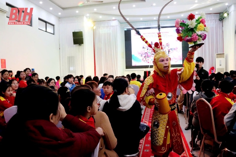 Meeting, giving Tet gifts and sponsorship funds to disadvantaged orphans