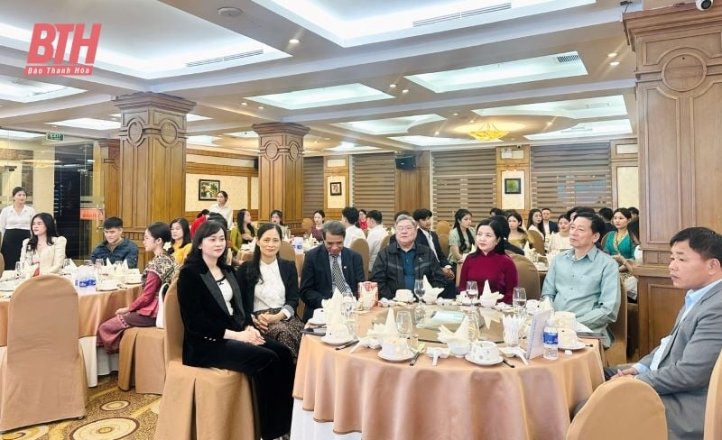 Encuentro e intercambio con estudiantes laosianos en Thanh Hoa