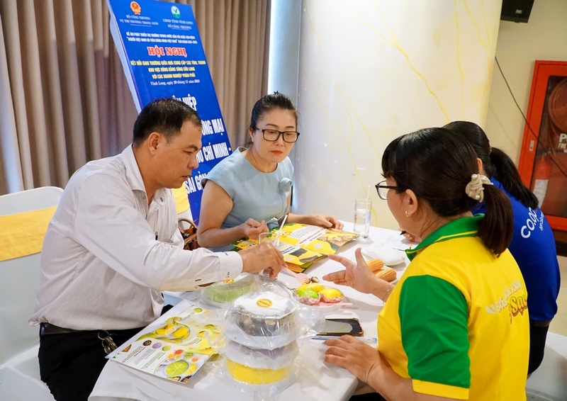 Konferenz zur Vernetzung des Handels zwischen Lieferanten aus Provinzen und Städten in der Mekong-Delta-Region und Vertriebsunternehmen unter Beteiligung von Unternehmen, Genossenschaften und Produktionsstätten innerhalb und außerhalb der Provinz.