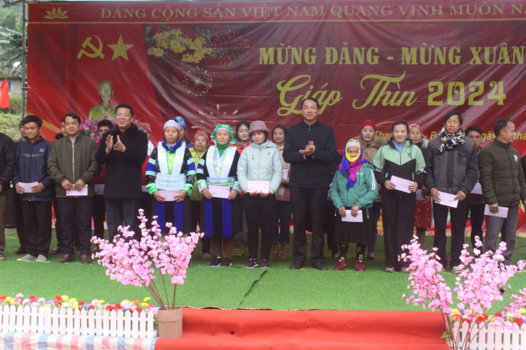 Provinspartisekreteraren Tran Hong Minh och delegationen besökte och överlämnade Tet-gåvor till mongfolket i byn Na Than i kommunen Thach Lam.