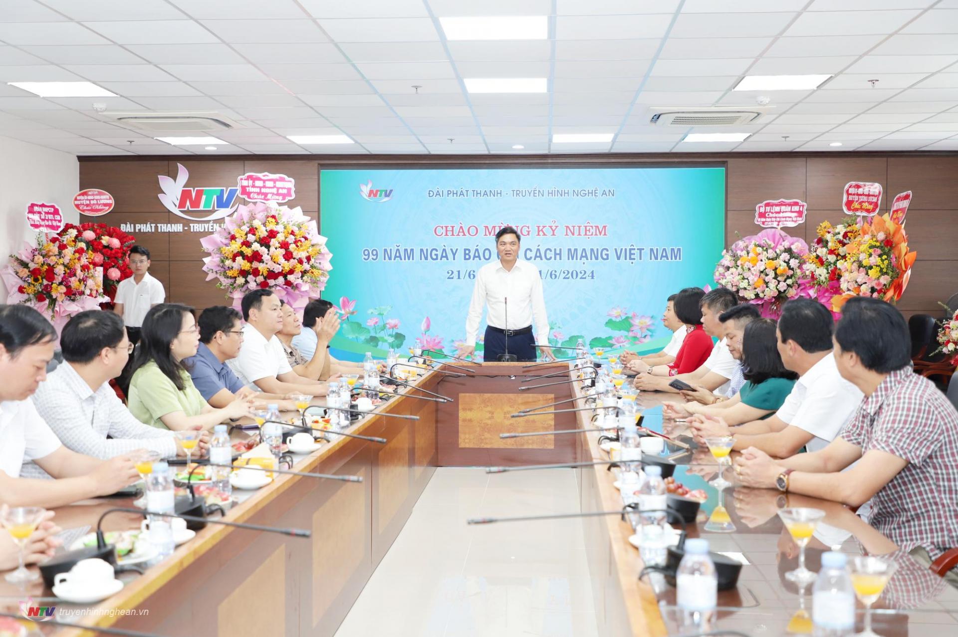 Panorama de la ceremonia de felicitación de la estación de radio y televisión Nghe An.