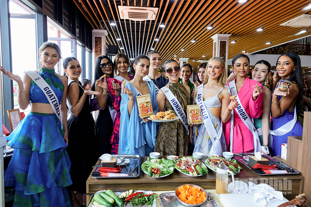 Las concursantes de Miss Cosmo visitan Ninh Binh para promover el turismo