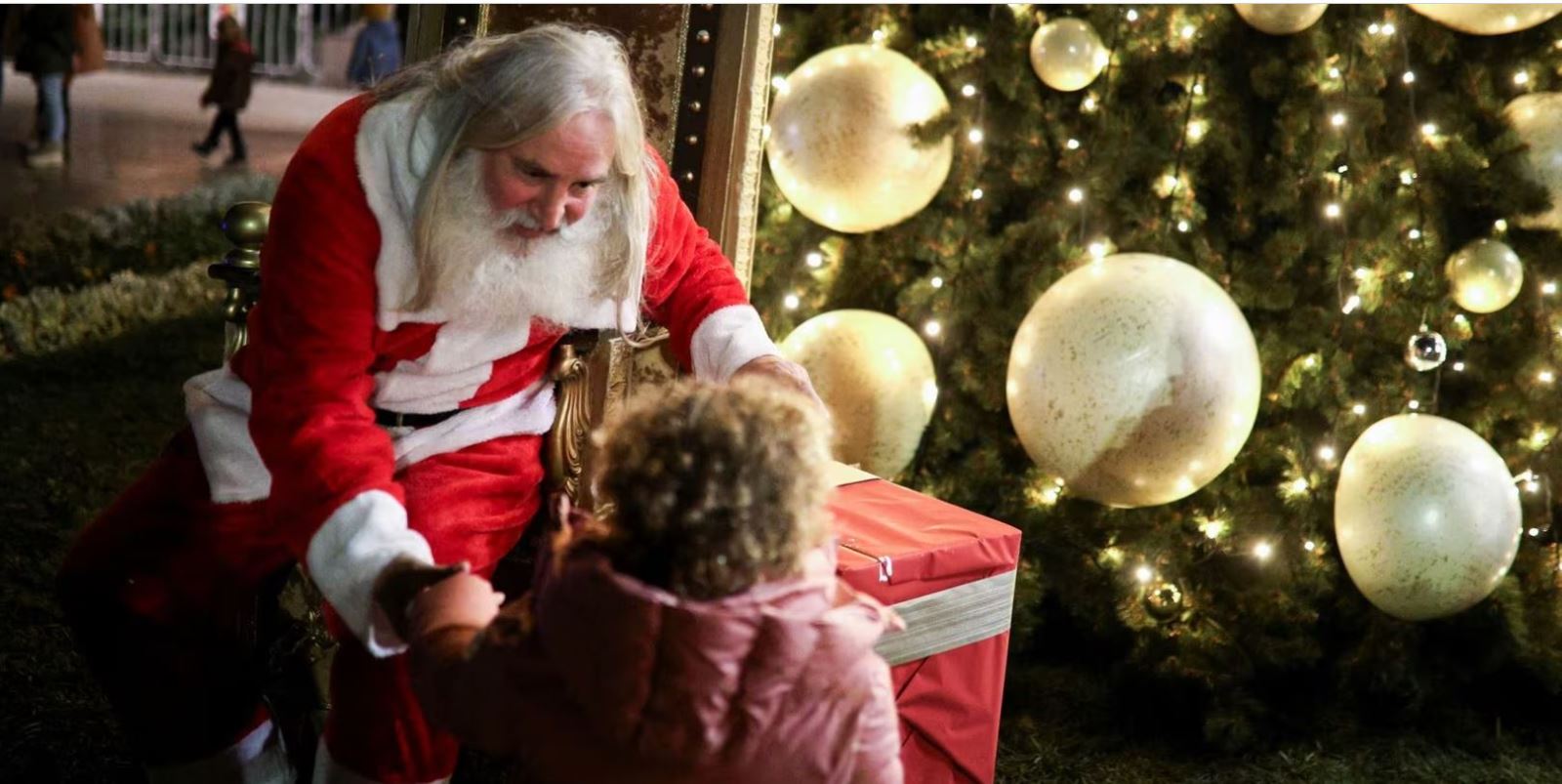 L'image du Père Noël répand la joie dans le monde entier