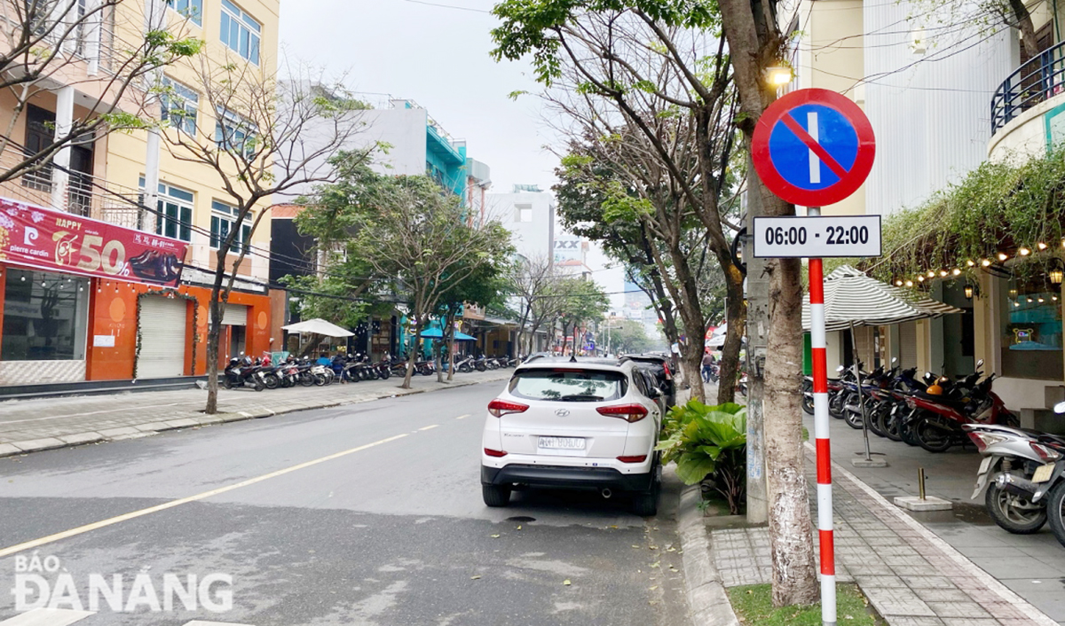 La ciudad acaba de acordar prohibir el estacionamiento en los días pares e impares en la calle Doan Khue. Foto: THANH LAN