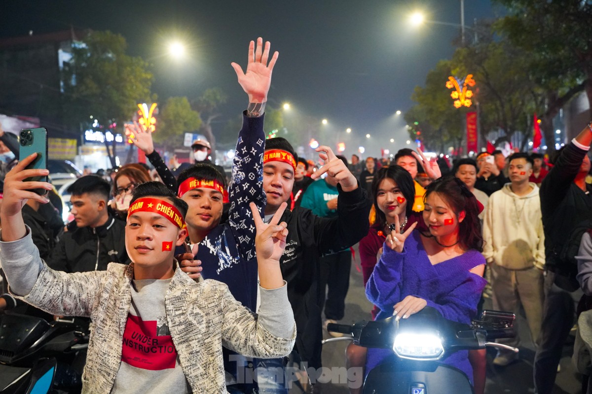 Menschenmassen stürmen um das Viet-Tri-Stadion, um den Sieg Vietnams über Thailand zu feiern. Foto 12