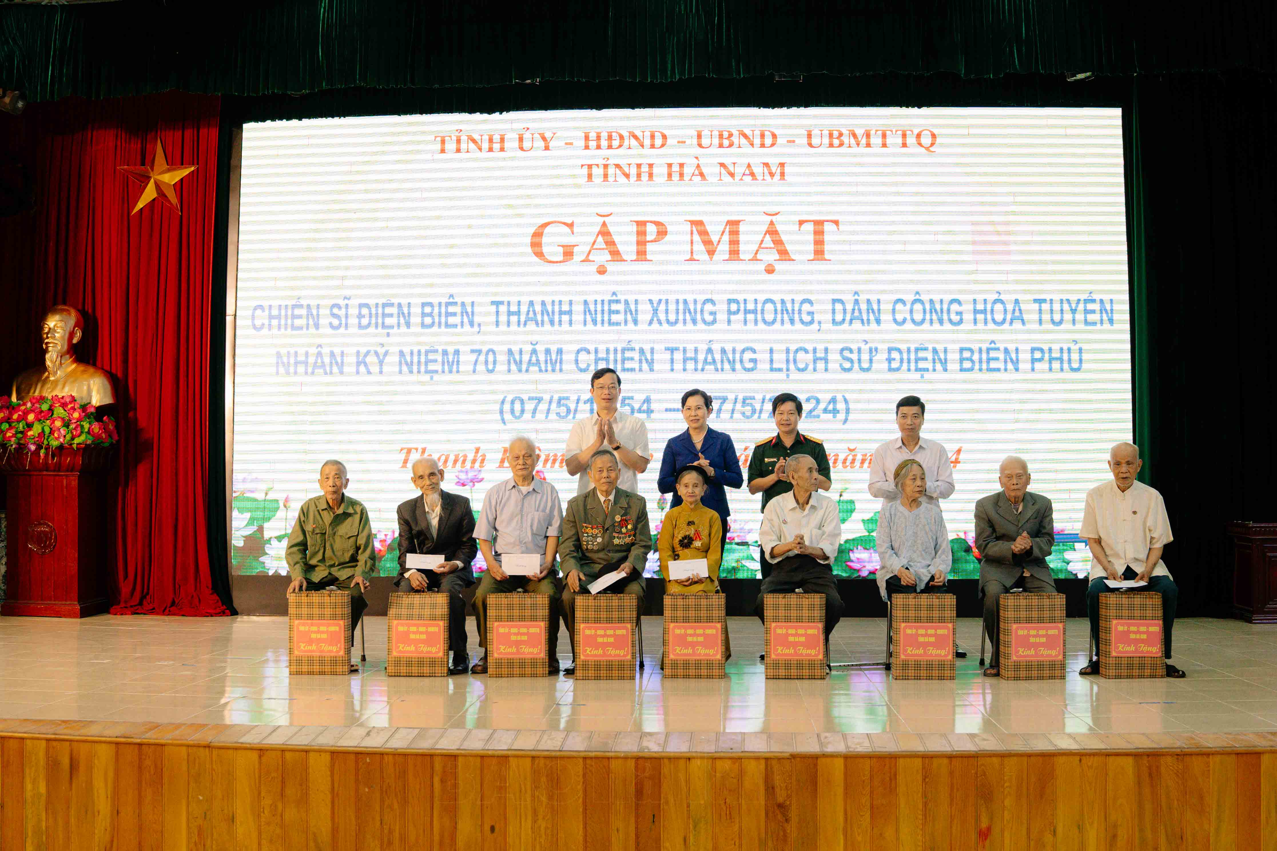 Provincial Party Secretary visits and presents gifts to Dien Bien soldiers, youth volunteers, and frontline workers in Thanh Liem