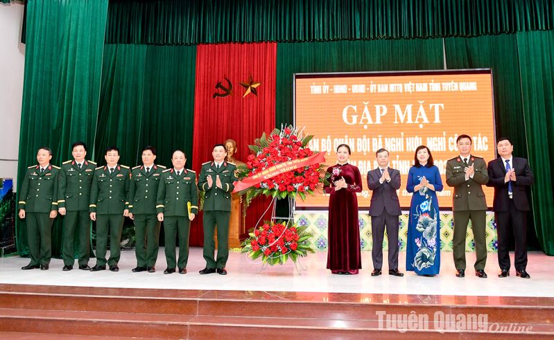 Rencontre avec des officiers militaires retraités et retraités de la province