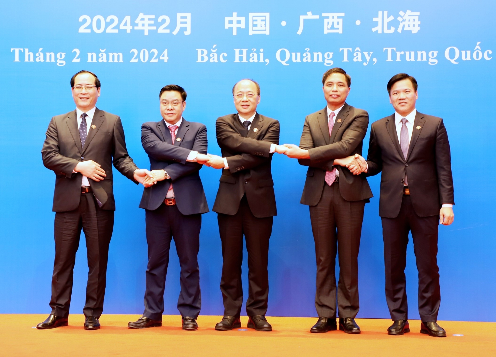 Der Vorsitzende des gemeinsamen Arbeitsausschusses der Provinzen Ha Giang, Cao Bang, Lang Son, Quang Ninh und der Autonomen Region Guangxi Zhuang machte nach der Konferenz ein Erinnerungsfoto.