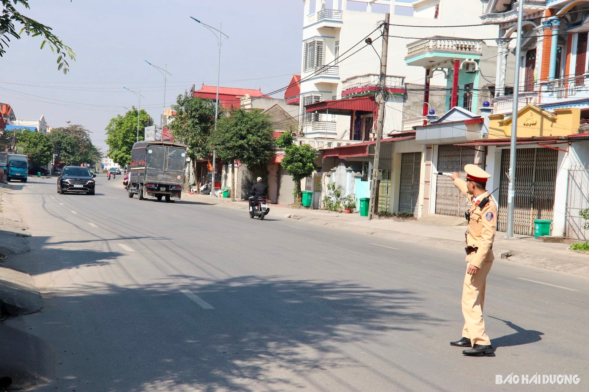 Thanh Mien district traffic police control speeding vehicles on provincial road 392 through Thanh Tung commune.