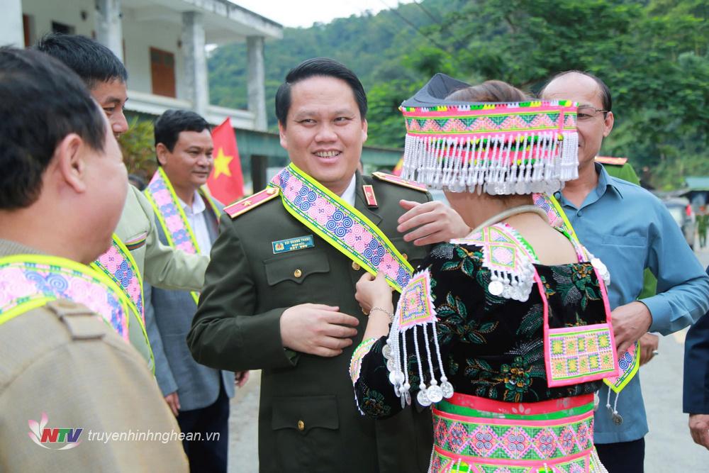 Major General Bui Quang Thanh, Member of the Provincial Party Standing Committee, Party Secretary, Director of the Provincial Police Department attended the National Great Unity Day in Ta Do village.