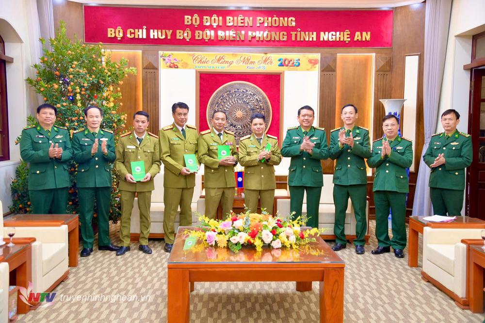 Nghe An Border Guard Command presents gifts to members of the working delegation of the Provincial Police of Hua Phan Province, Lao PDR.