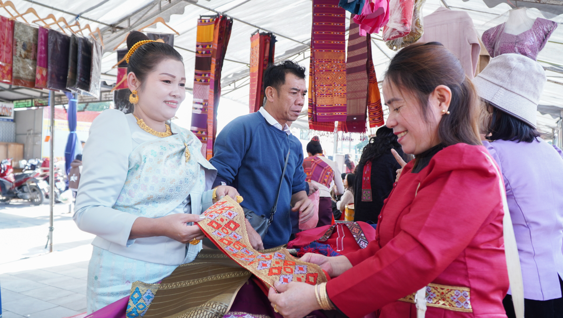 Trên 50 gian hàng tham gia Chợ phiên biên giới Lao Bảo