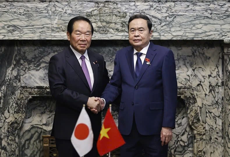 Le président de l'Assemblée nationale, Tran Thanh Man, s'entretient avec le président de la Chambre des représentants du Japon, Nukaga Fukushiro