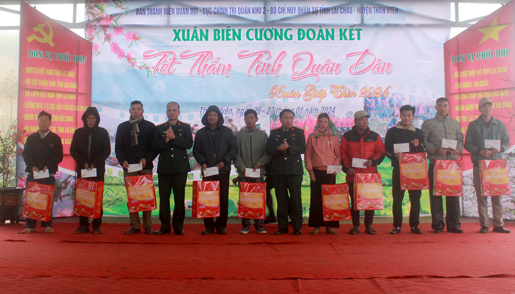 Đại diện lãnh đạo Bộ Chỉ huy Quân sự tỉnh tặng quà cho gia đình quân nhân hoàn thành nghĩa vụ và công dân chuẩn bị nhập ngũ trên địa bàn xã Tà Mung.