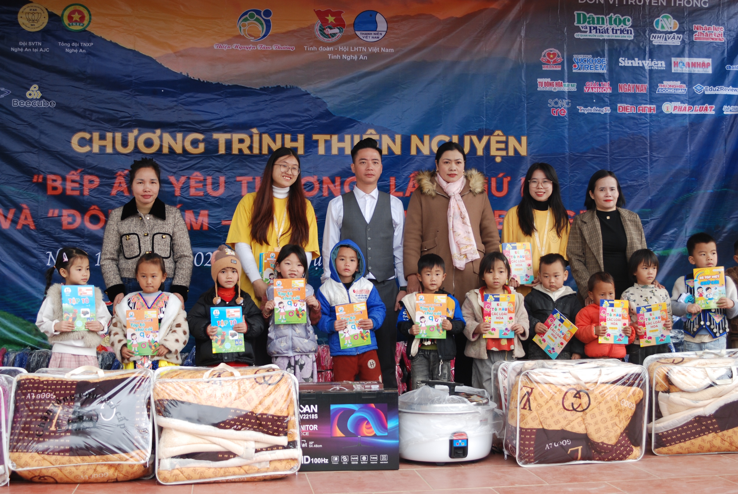 Presenting nearly 800 gifts to poor students in Nghe An