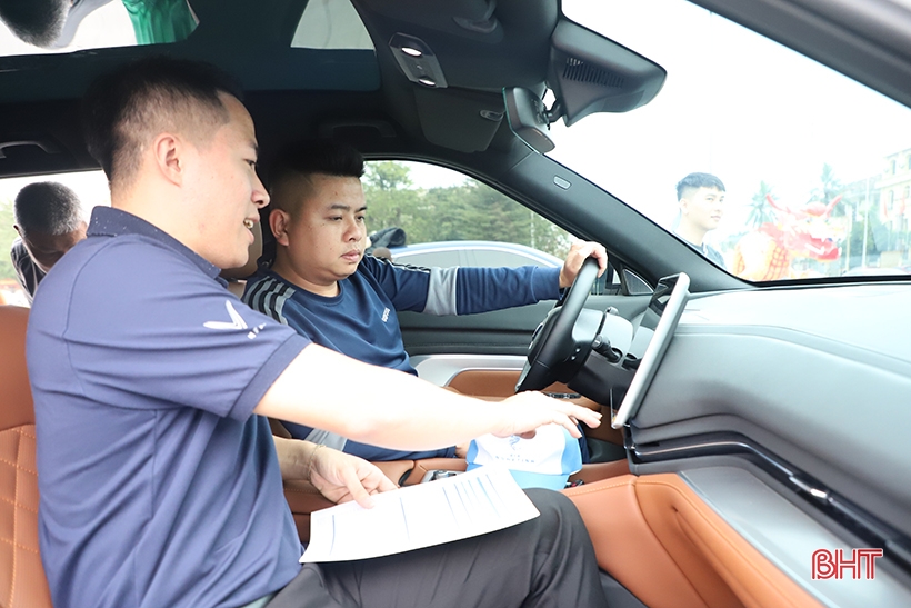 VinFast electric cars attract the attention of Ha Tinh people