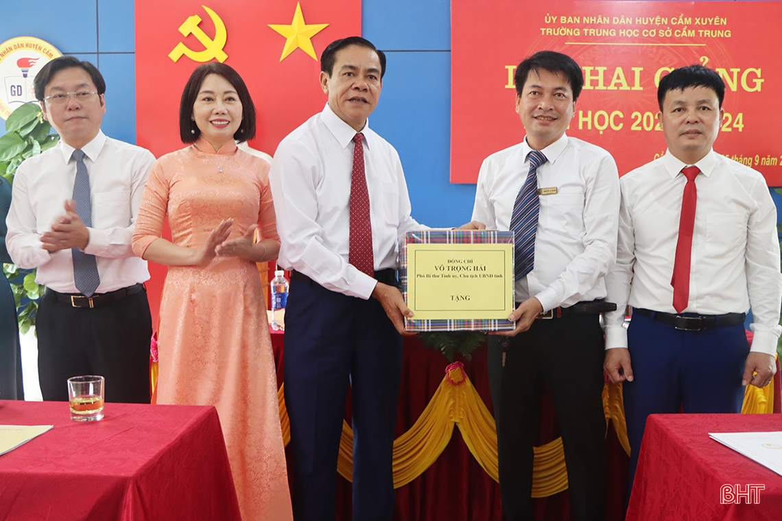 하띤성 지도자들이 학교들과 함께 새 학년 개학을 축하합니다.
