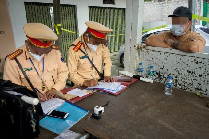 La policía de tránsito multó a un conductor por sobrecargar un vehículo en la calle Ho Chi Minh, junio de 2022. Foto: Gia Chinh