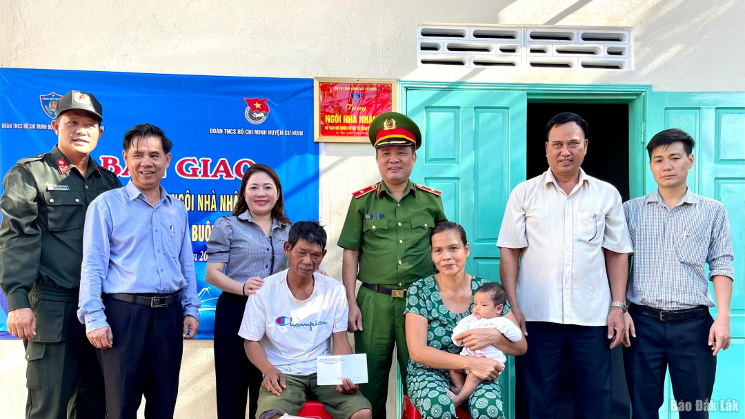 Bàn giao công trình thanh niên “Ngôi nhà nhân ái” cho hộ nghèo tại huyện Cư Kuin