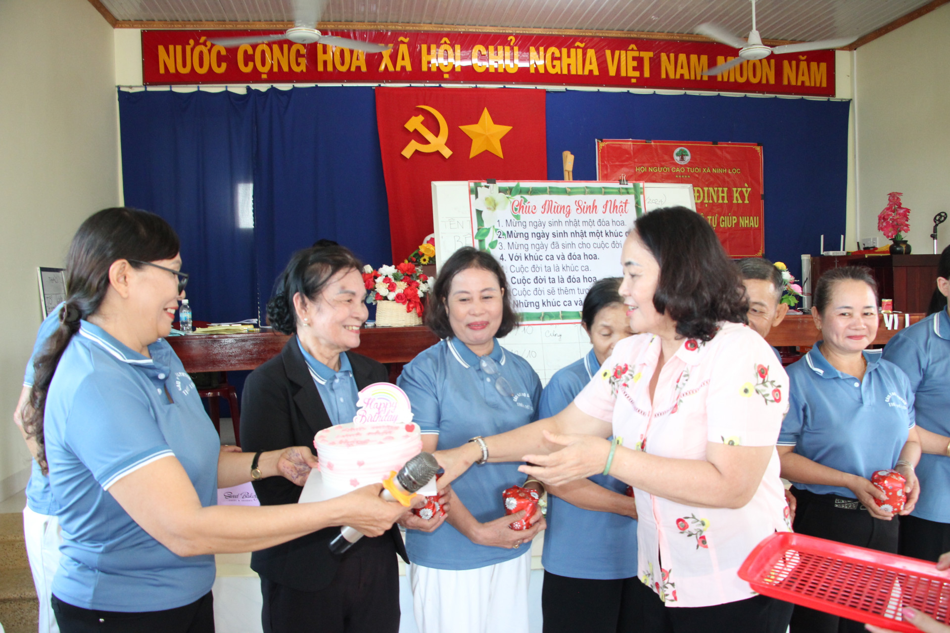 Vertreter der Provinz-Seniorenvereinigung waren anwesend und überreichten den Mitgliedern des generationsübergreifenden Selbsthilfeclubs im Dorf My Loi (Gemeinde Ninh Loc, Stadt Ninh Hoa) Geburtstagsgeschenke.