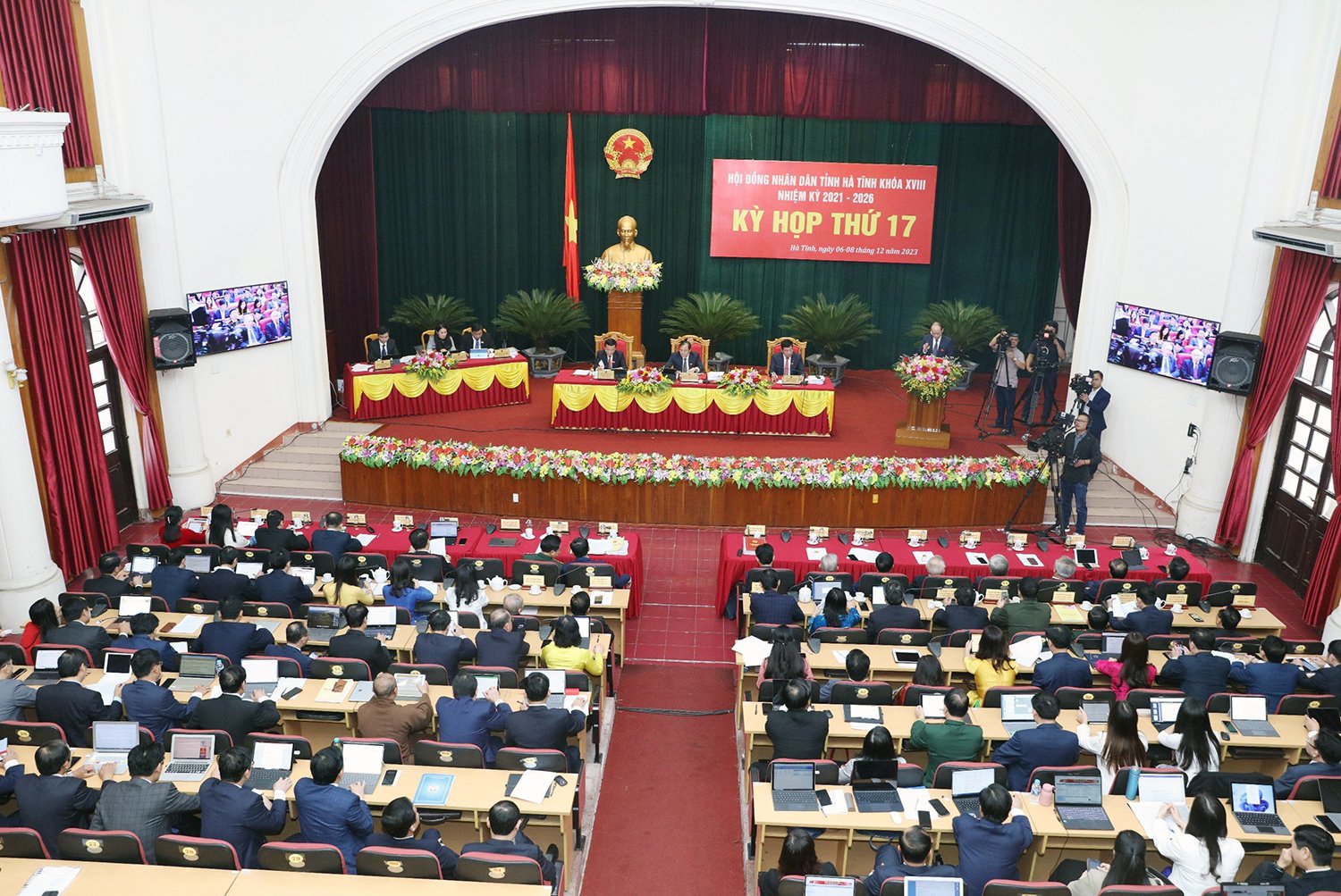 Esta mañana, la 17ª sesión del Consejo Popular de la provincia de Ha Tinh realizó preguntas y respuestas.