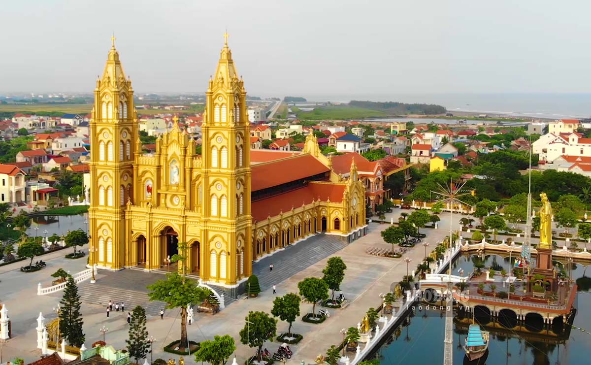 In addition, in Hai Hau district there is also a famous gold-plated church, Xuong Dien Parish Church (Hai Ly commune).