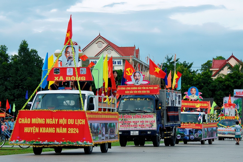 Xe hoa diễu hành trên trục đường chính tại thị trấn Kbang, huyện Kbang. Ảnh: Đức Thụy