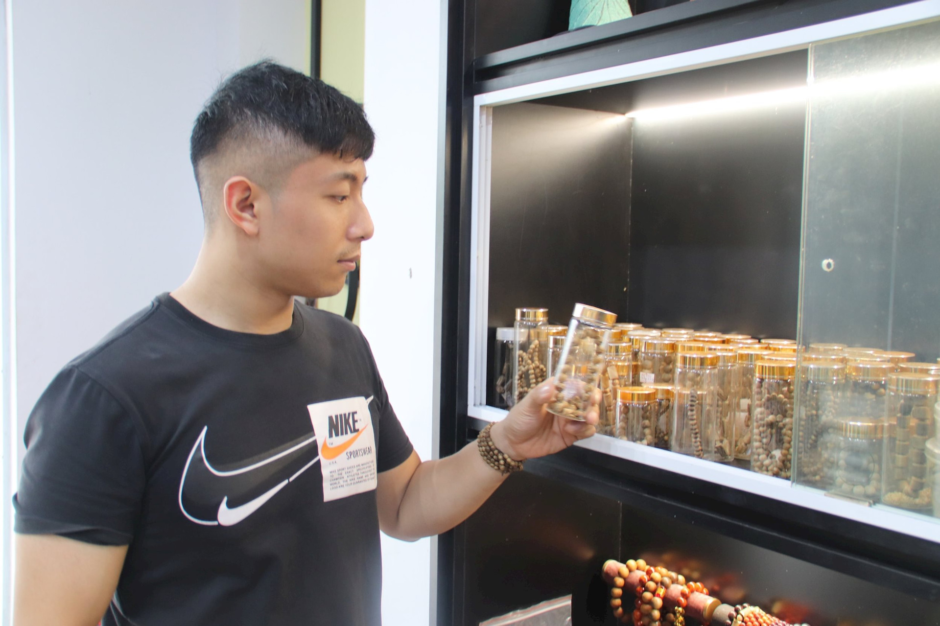ស្នាដៃនៃការប្រមូលខ្សែដៃ agarwood