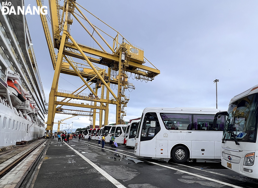 Immediately after the ship docked, about 90% of guests chose to visit Da Nang's tourist attractions. Photo: THU HA