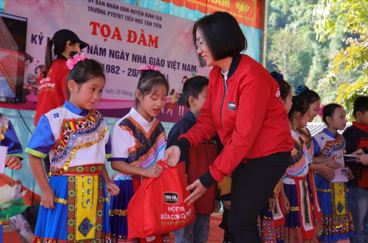 ภาพตัวแทนแบรนด์ Chin-su มอบของขวัญให้แก่นักเรียนโรงเรียนประถมศึกษา Tan Tien ตำบล Ban Pe จังหวัด Lang Son เมื่อวันที่ 20 พฤศจิกายน