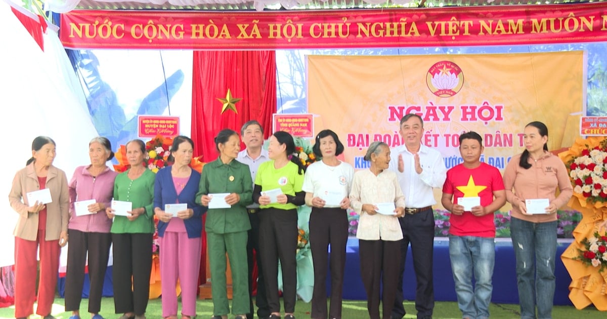 Phó Chủ tịch HĐND tỉnh Trần Xuân Vinh dự ngày hội đại đoàn kết tại xã Đại Chánh