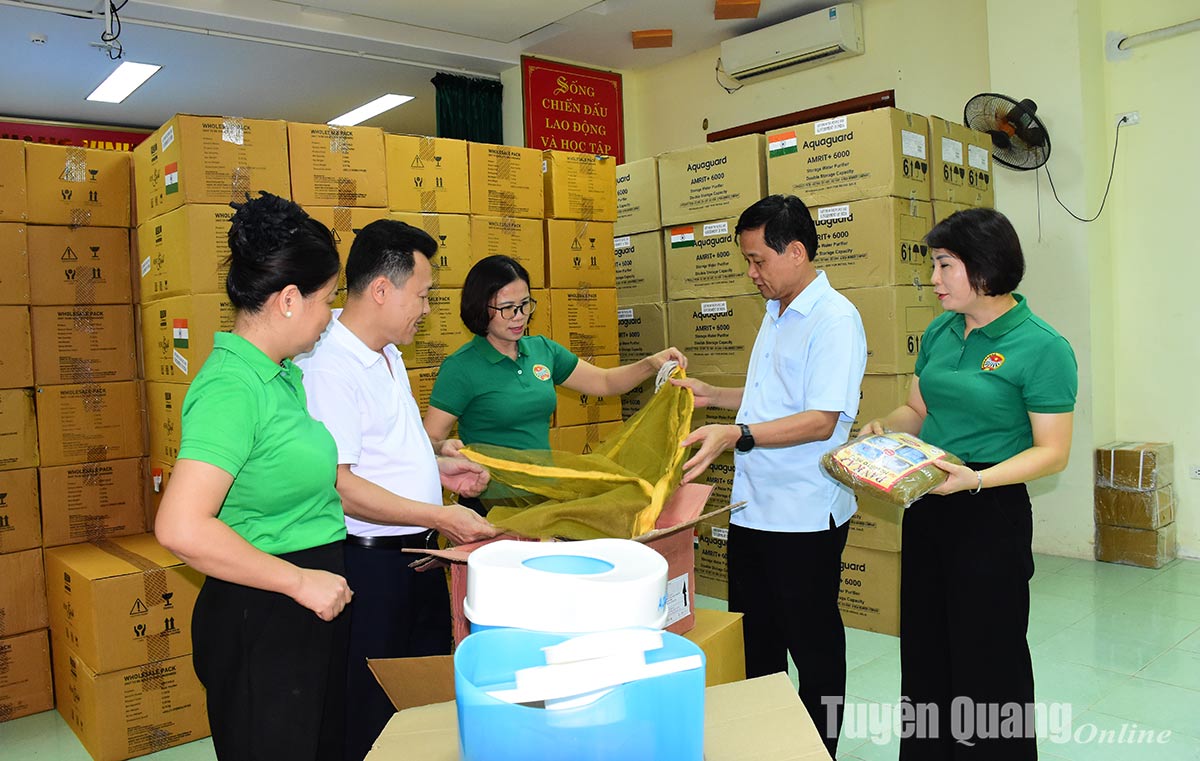 Provincial People's Committee leaders inspect the reception of aid goods from the Indian Government for Tuyen Quang province.