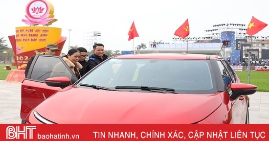 VinFast electric cars attract the attention of Ha Tinh people