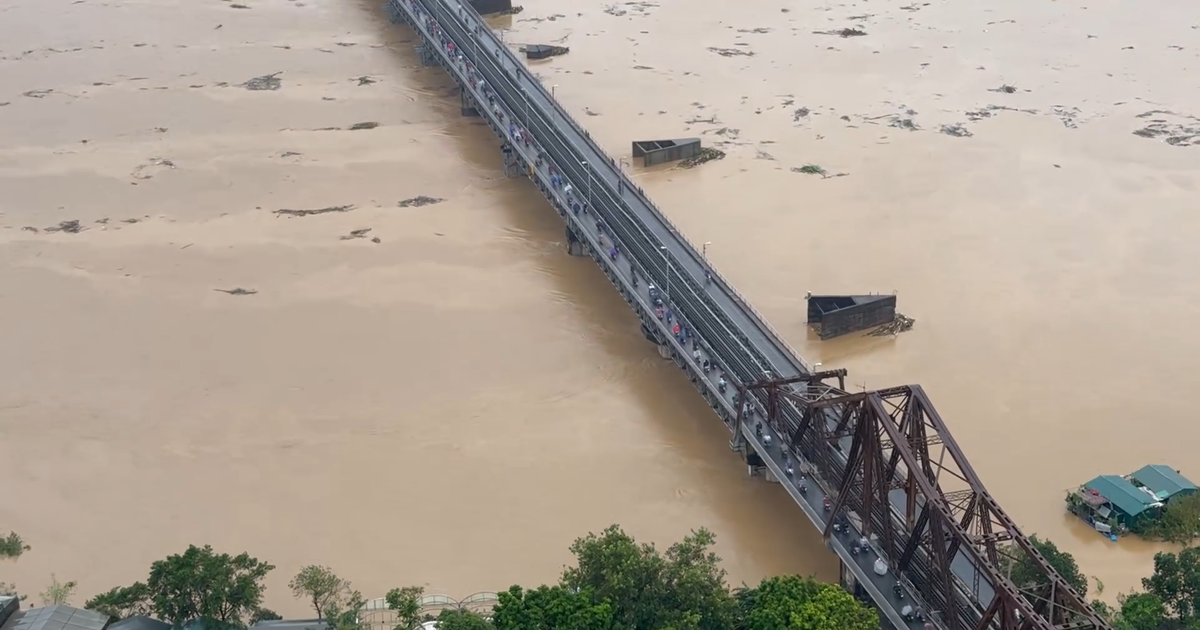 Railway industry stops running trains across Long Bien bridge due to rising water level of Red River