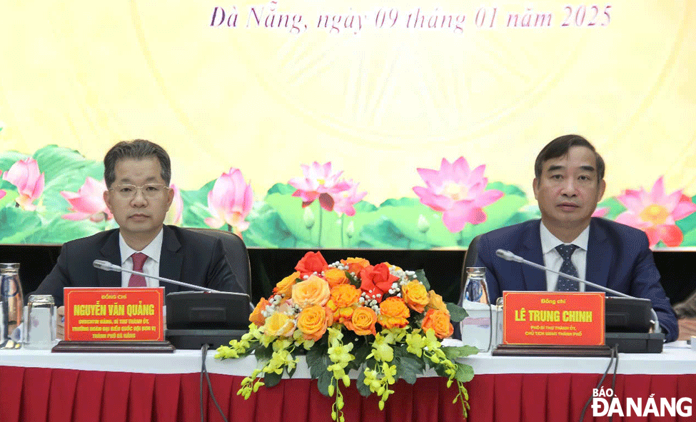 Secretary of the City Party Committee Nguyen Van Quang (left) and Chairman of the City People's Committee Le Trung Chinh (right) co-chaired the conference. Photo: TRONG HUNG