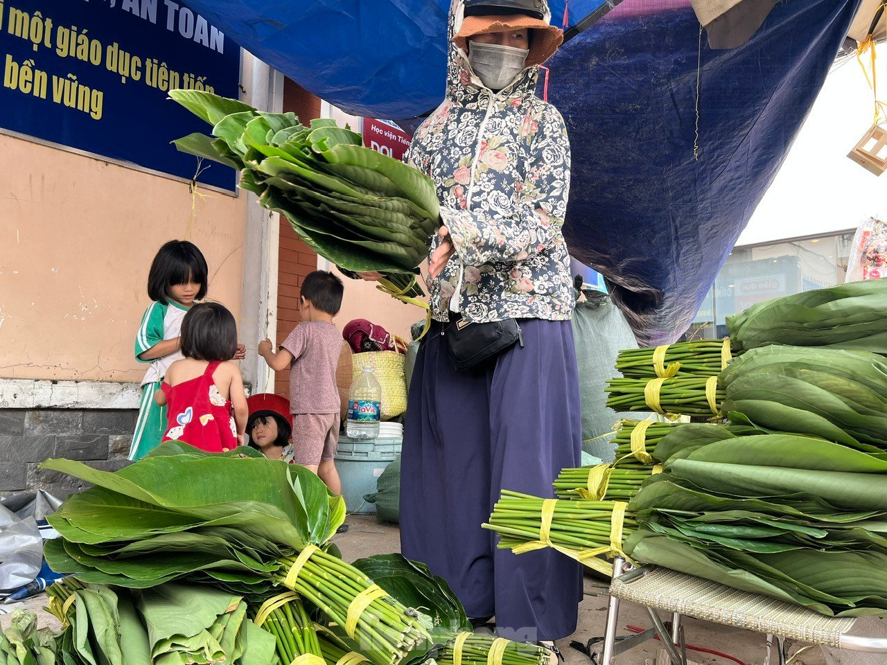 Chợ lá dong 'vang bóng một thời' ở TPHCM ế ẩm, tiểu thương thở dài ảnh 8