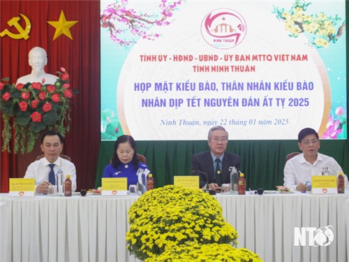 Meeting with overseas Vietnamese and their relatives on the occasion of Lunar New Year 2025