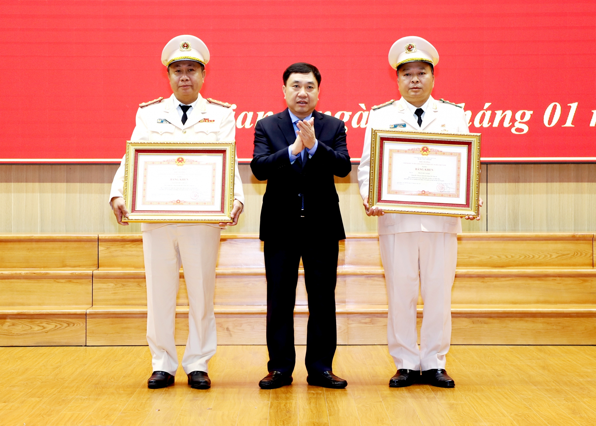 지방 당위원회를 대표하여 응우옌 마잉 중(Nguyen Manh Dung) 사무총장 대행이 총리 공로증을 지방 경찰청장 판 후이 응옥(Phan Huy Ngoc) 대령과 지방 경찰청 부국장 응우옌 득 투안(Nguyen Duc Thuan) 대령에게 수여했습니다.
