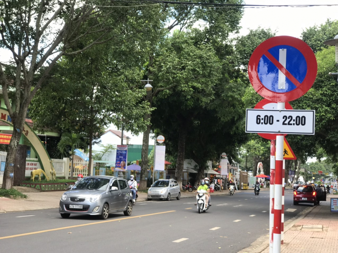 Parkverbotsschild an geraden und ungeraden Tagen auf der Phan Chu Trinh Straße.